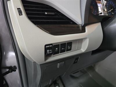 2017 Toyota Sienna XLE 8-Passenger 4DR MINI-VAN   - Photo 21 - Hamilton, OH 45015
