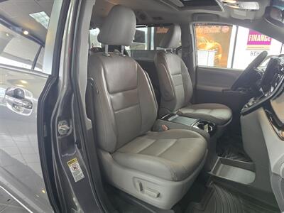 2017 Toyota Sienna XLE 8-Passenger 4DR MINI-VAN   - Photo 15 - Hamilton, OH 45015