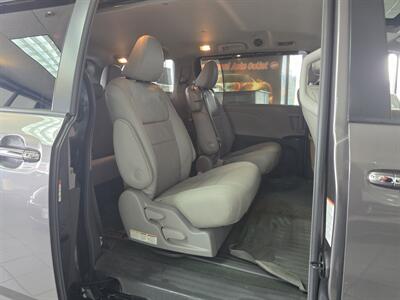 2017 Toyota Sienna XLE 8-Passenger 4DR MINI-VAN   - Photo 17 - Hamilton, OH 45015