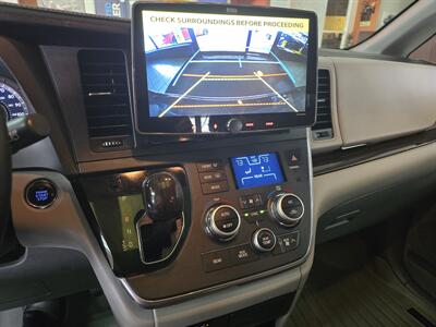 2017 Toyota Sienna XLE 8-Passenger 4DR MINI-VAN   - Photo 24 - Hamilton, OH 45015