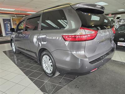 2017 Toyota Sienna XLE 8-Passenger 4DR MINI-VAN   - Photo 6 - Hamilton, OH 45015