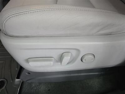 2017 Toyota Sienna XLE 8-Passenger 4DR MINI-VAN   - Photo 20 - Hamilton, OH 45015