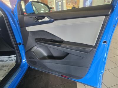 2024 Volkswagen Taos SE 4Motion 4DR SUV AWD - Photo 12 - Hamilton, OH 45015