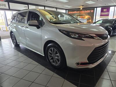 2024 Toyota Sienna XLE 8-Passenger 4DR MINI-VAN - Photo 3 - Hamilton, OH 45015