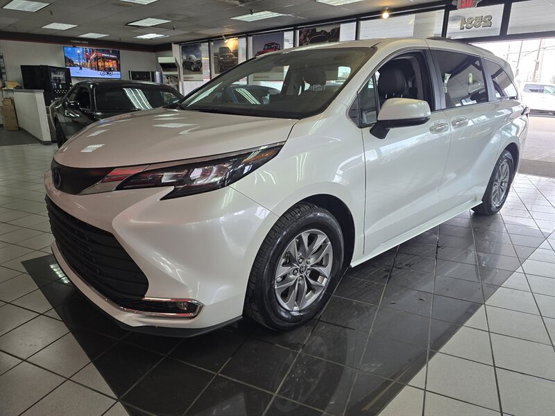 2024 Toyota Sienna XLE 8-Passenger 4DR MINI-VAN   - Photo 1 - Hamilton, OH 45015