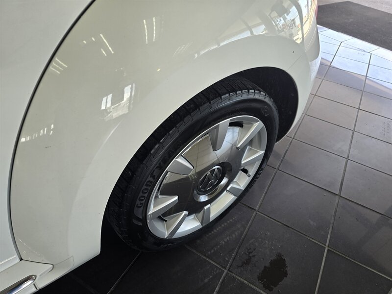 2013 Volkswagen Beetle-Classic 2.5L 2DR HATCHBACK - Photo 30 - Hamilton, OH 45015