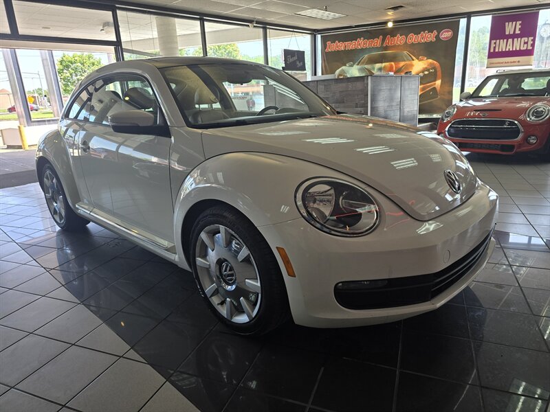 2013 Volkswagen Beetle-Classic 2.5L 2DR HATCHBACK - Photo 3 - Hamilton, OH 45015