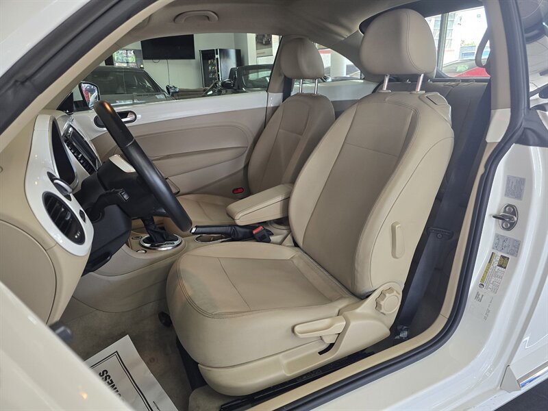 2013 Volkswagen Beetle-Classic 2.5L 2DR HATCHBACK - Photo 9 - Hamilton, OH 45015