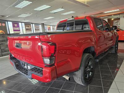 2018 Toyota Tacoma SR5 4DR CREW CAB   - Photo 4 - Hamilton, OH 45015