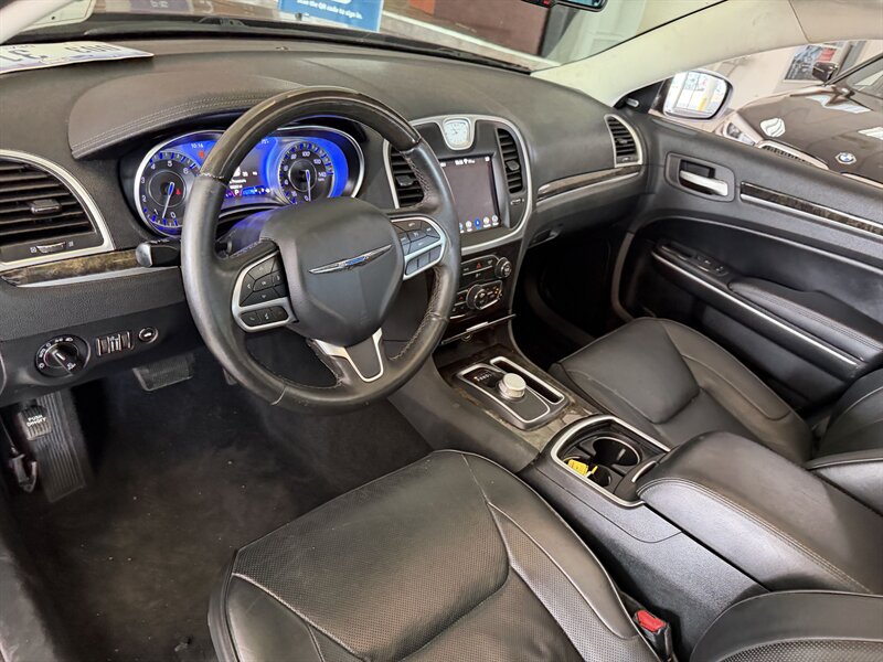 2019 Chrysler 300 Series Limited - Photo 13 - Hamilton, OH 45015