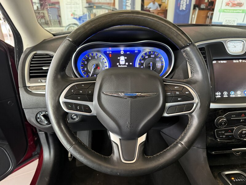 2019 Chrysler 300 Series Limited - Photo 16 - Hamilton, OH 45015