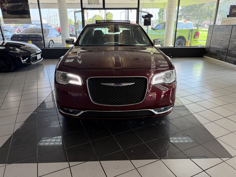 2019 Chrysler 300 Series Limited - Photo 3 - Hamilton, OH 45015
