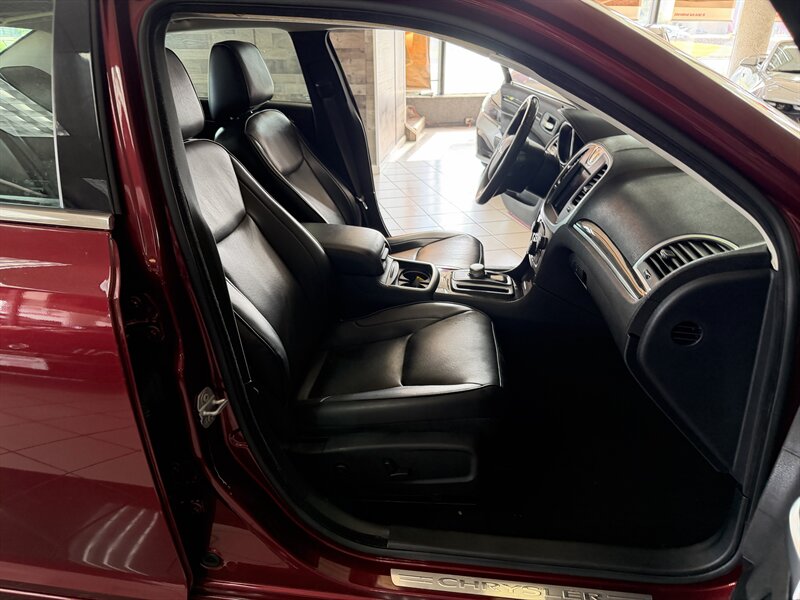 2019 Chrysler 300 Series Limited - Photo 28 - Hamilton, OH 45015