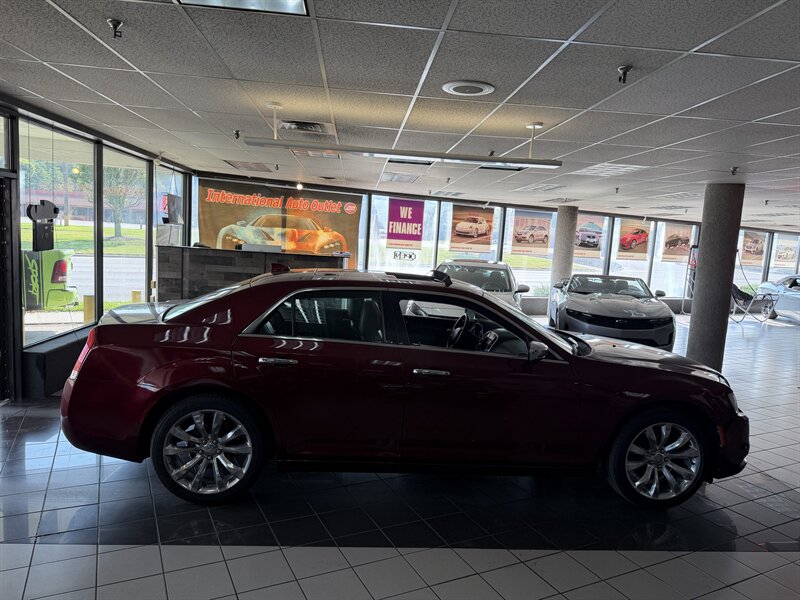 2019 Chrysler 300 Series Limited - Photo 7 - Hamilton, OH 45015