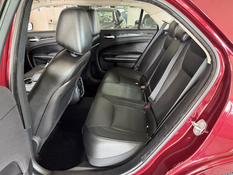 2019 Chrysler 300 Series Limited - Photo 21 - Hamilton, OH 45015