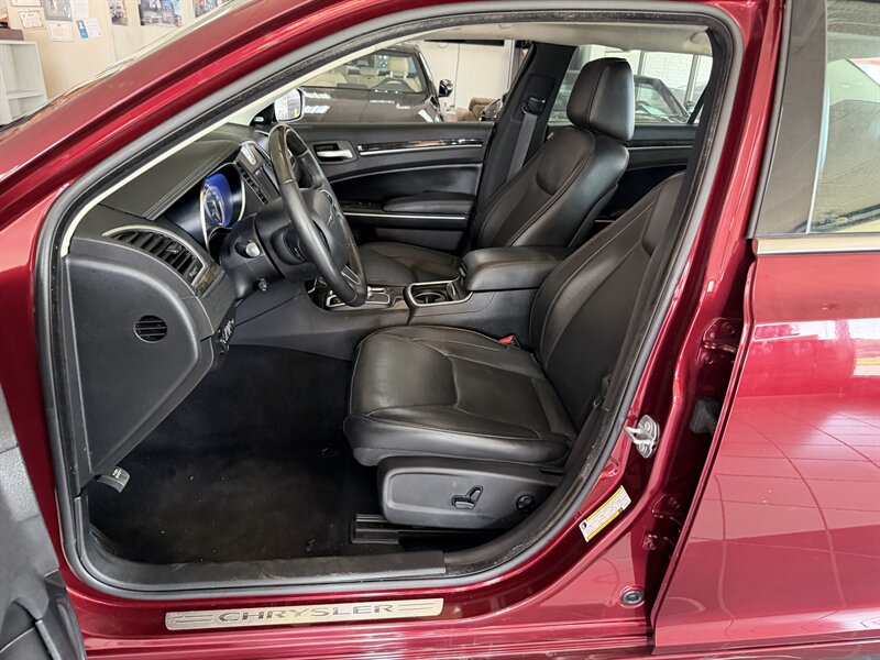 2019 Chrysler 300 Series Limited - Photo 9 - Hamilton, OH 45015