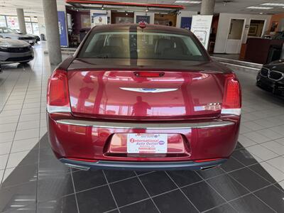 2019 Chrysler 300 Series Limited - Photo 4 - Hamilton, OH 45015