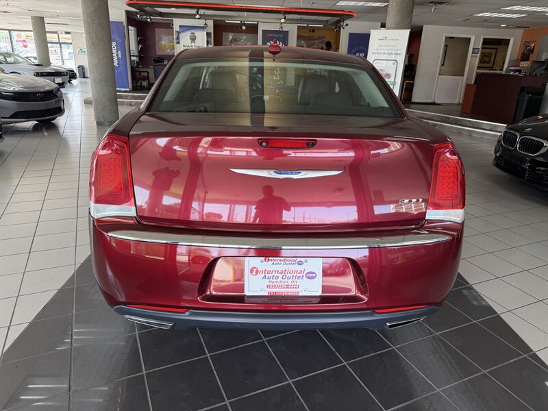 2019 Chrysler 300 Series Limited - Photo 5 - Hamilton, OH 45015