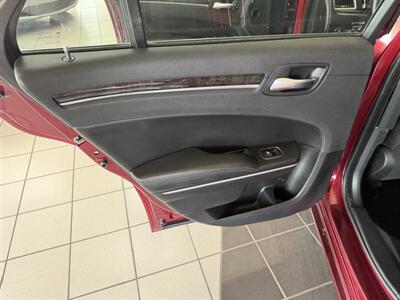 2019 Chrysler 300 Series Limited - Photo 24 - Hamilton, OH 45015