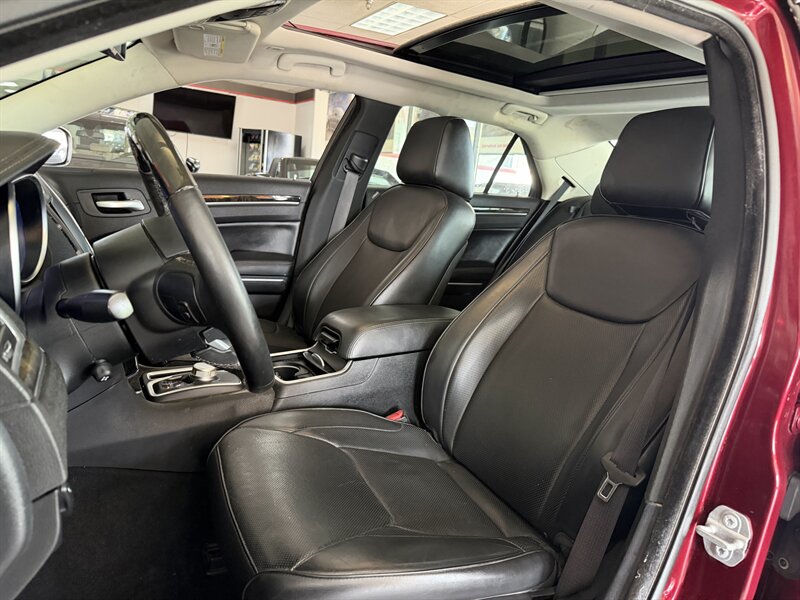 2019 Chrysler 300 Series Limited - Photo 8 - Hamilton, OH 45015
