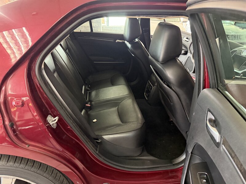2019 Chrysler 300 Series Limited - Photo 24 - Hamilton, OH 45015