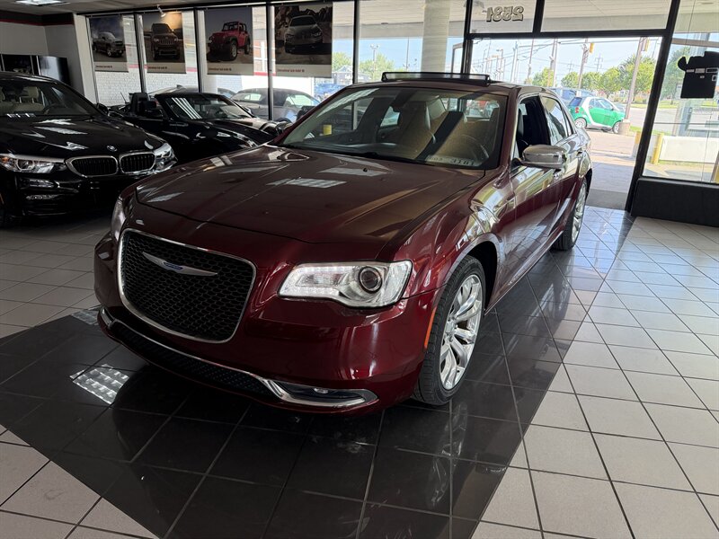 2019 Chrysler 300 Series Limited   - Photo 1 - Hamilton, OH 45015