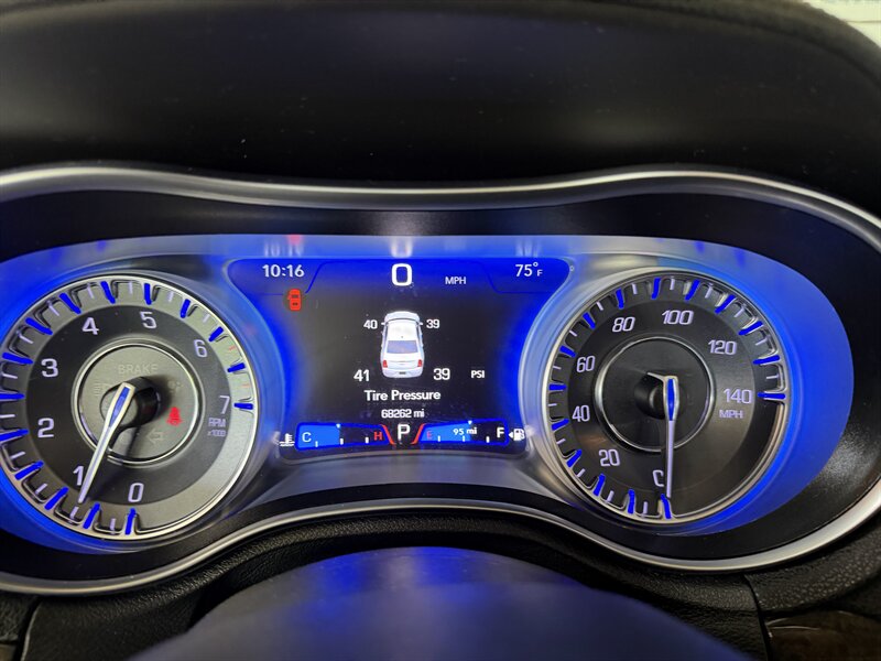 2019 Chrysler 300 Series Limited - Photo 12 - Hamilton, OH 45015