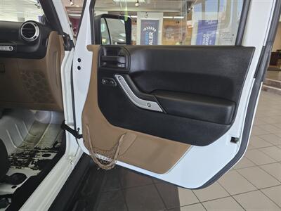 2014 Jeep Wrangler UNLIMITED SAHARA 4DR SUV 4X4   - Photo 12 - Hamilton, OH 45015