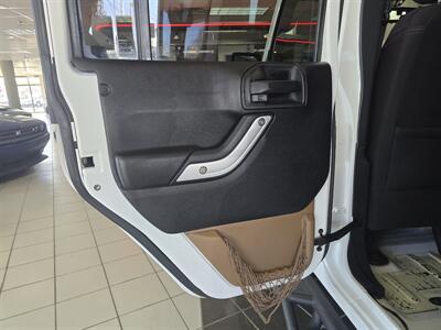 2014 Jeep Wrangler UNLIMITED SAHARA 4DR SUV 4X4   - Photo 10 - Hamilton, OH 45015