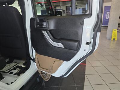 2014 Jeep Wrangler UNLIMITED SAHARA 4DR SUV 4X4   - Photo 15 - Hamilton, OH 45015