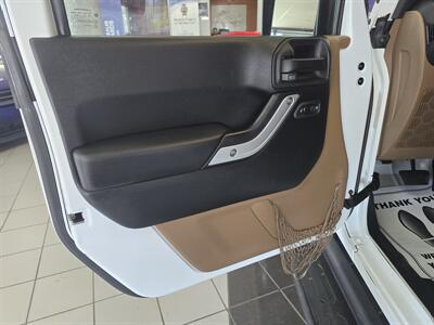 2014 Jeep Wrangler UNLIMITED SAHARA 4DR SUV 4X4   - Photo 7 - Hamilton, OH 45015