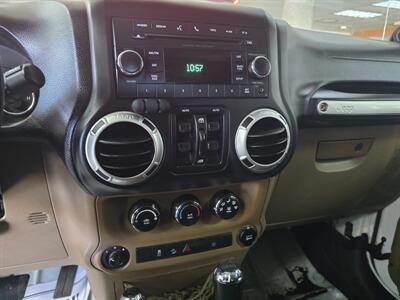 2014 Jeep Wrangler UNLIMITED SAHARA 4DR SUV 4X4   - Photo 18 - Hamilton, OH 45015