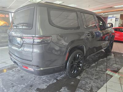 2022 Jeep Wagoneer Series II 4DR SUV 4X4   - Photo 4 - Hamilton, OH 45015