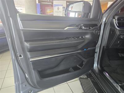 2022 Jeep Wagoneer Series II 4DR SUV 4X4   - Photo 7 - Hamilton, OH 45015