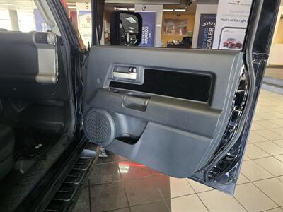 2013 Toyota FJ Cruiser Base 4DR SUV AWD   - Photo 12 - Hamilton, OH 45015