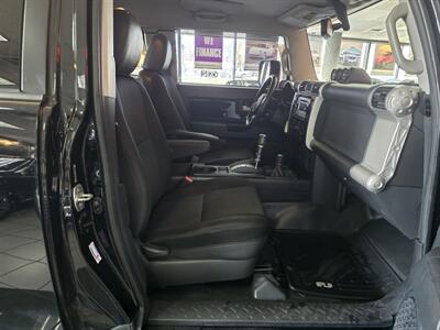2013 Toyota FJ Cruiser Base 4DR SUV AWD   - Photo 16 - Hamilton, OH 45015