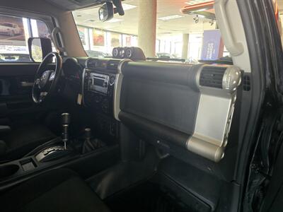 2013 Toyota FJ Cruiser Base 4DR SUV AWD   - Photo 11 - Hamilton, OH 45015