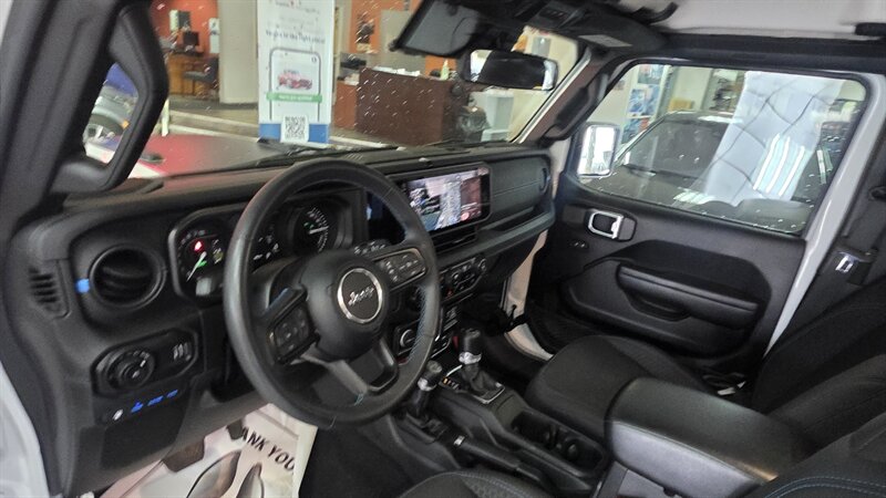 2024 Jeep Wrangler Rubicon 4xe 4DR SUV 4X4 - Photo 11 - Hamilton, OH 45015