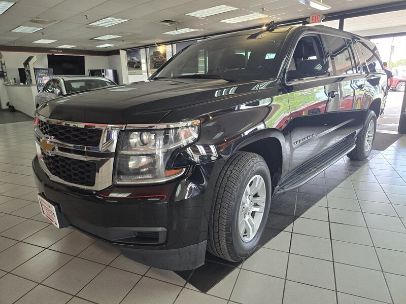 2020 Chevrolet Suburban LT   - Photo 1 - Hamilton, OH 45015