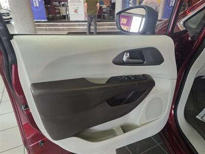 2021 Chrysler Voyager LX 4DR MINI-VAN   - Photo 9 - Hamilton, OH 45015