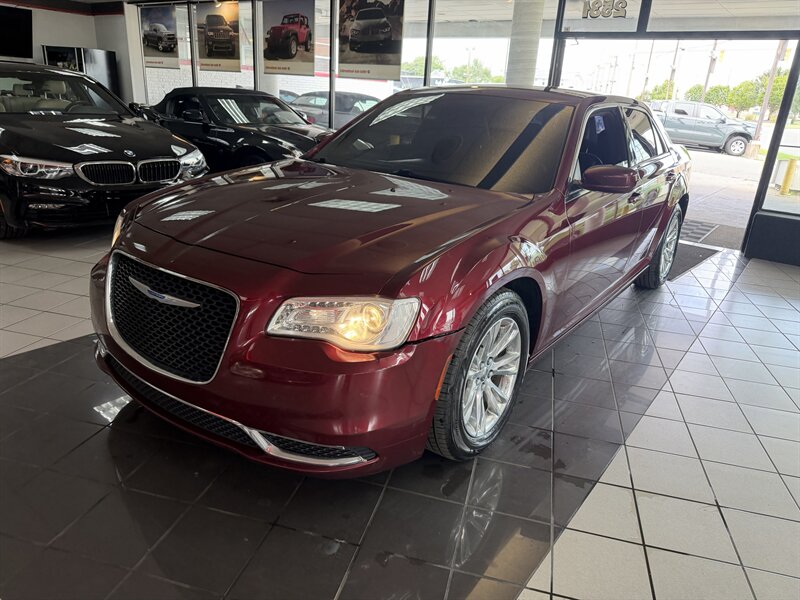 2019 Chrysler 300 Series Touring L   - Photo 1 - Hamilton, OH 45015