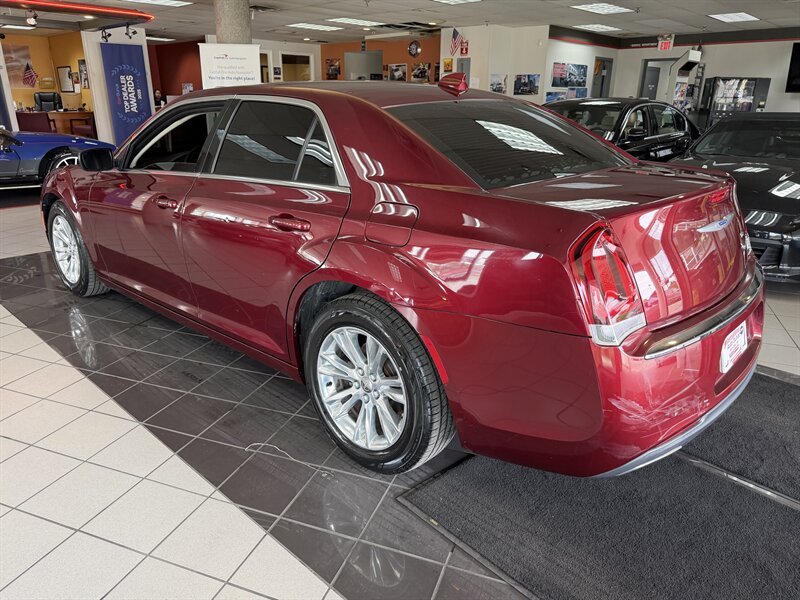2019 Chrysler 300 Series Touring L - Photo 8 - Hamilton, OH 45015