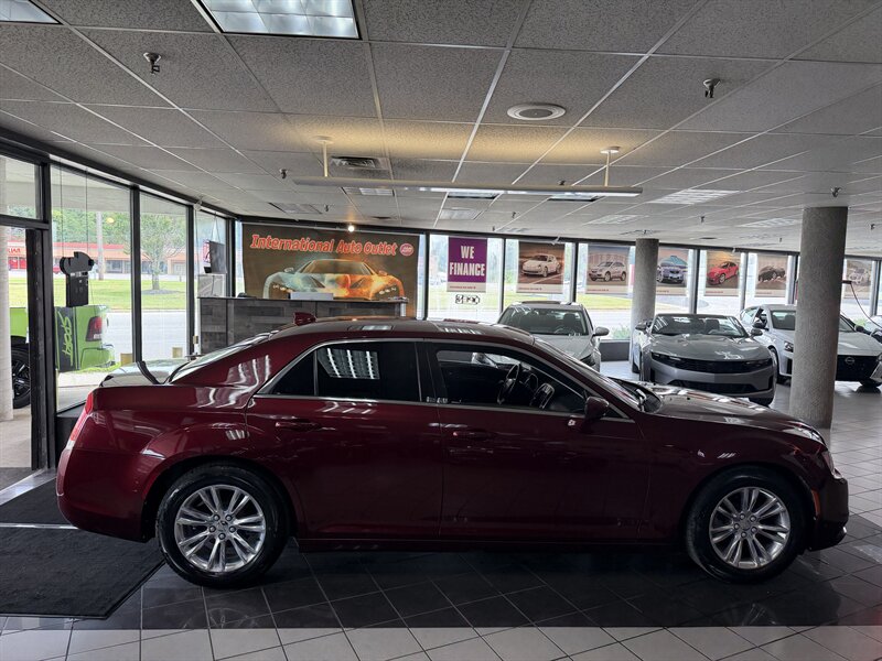2019 Chrysler 300 Series Touring L - Photo 5 - Hamilton, OH 45015