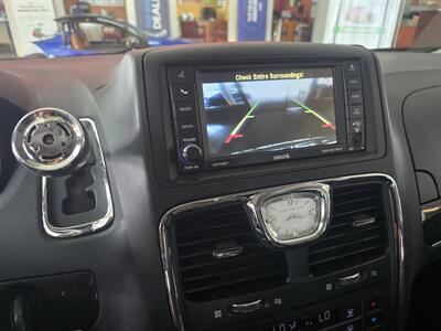 2015 Chrysler Town & Country Touring   - Photo 24 - Hamilton, OH 45015