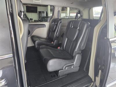 2015 Chrysler Town & Country Touring   - Photo 10 - Hamilton, OH 45015