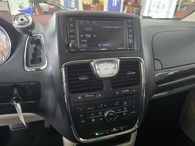 2015 Chrysler Town & Country Touring   - Photo 27 - Hamilton, OH 45015