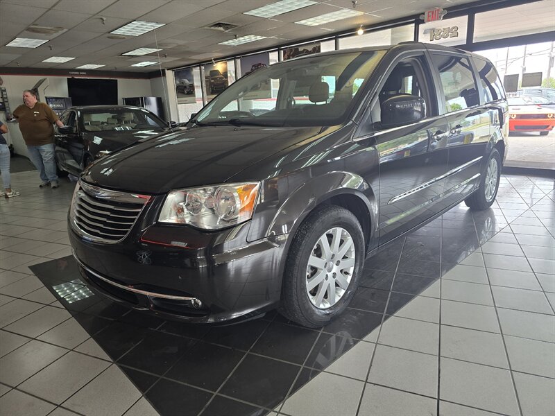 2015 Chrysler Town & Country Touring   - Photo 1 - Hamilton, OH 45015