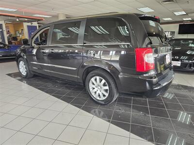 2015 Chrysler Town & Country Touring   - Photo 6 - Hamilton, OH 45015