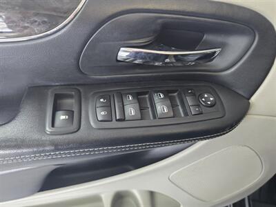 2015 Chrysler Town & Country Touring   - Photo 19 - Hamilton, OH 45015