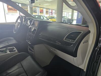 2015 Chrysler Town & Country Touring   - Photo 14 - Hamilton, OH 45015